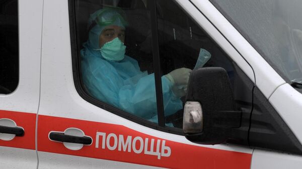 Машина скорой медицинской помощи на территории Клинической инфекционной больницы Боткина в Санкт-Петербурге 