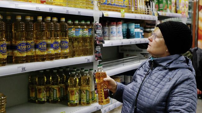 Покупательница в продуктовом магазине