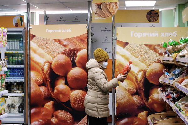 Покупательница в продуктовом магазине Москвы Покупательница в продуктовом магазине Москвы