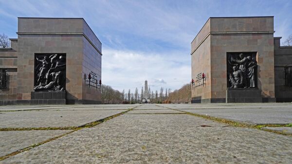 Вход в мемориальный комплекс воинам Советской армии в парке Шёнхольцер-Хайде в административном округе Берлина Панкове