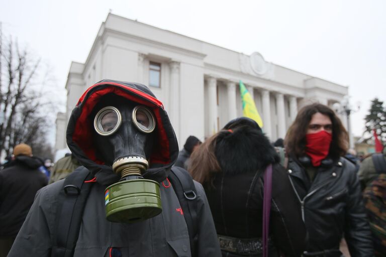 Участники митинга Раду на карантин у здания Верховной рады Украины в Киеве. 17 марта 2020