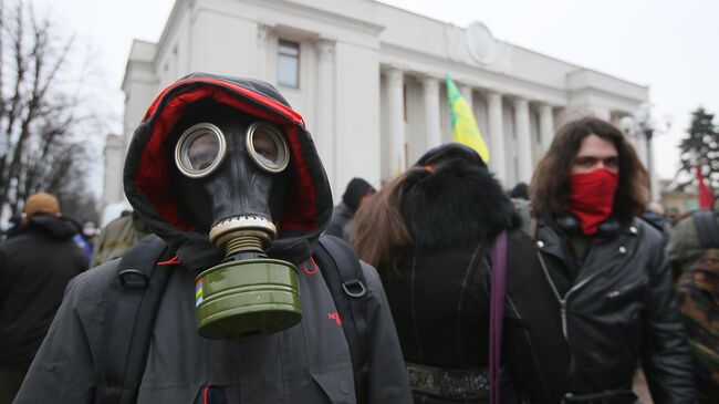 Участники митинга Раду на карантин у здания Верховной рады Украины в Киеве. 17 марта 2020
