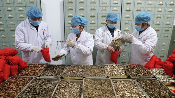 Медицинские работники больницы ТКМ подготавливают препараты для борьбы с коронавирусом в Фучжоу