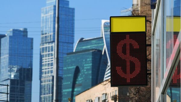 Табло с символикой доллара на обменном пункте в Москве