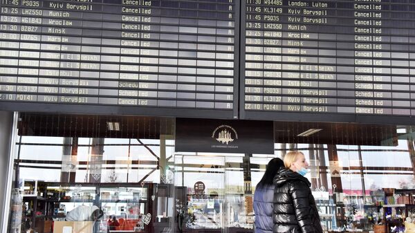 Табло с отмененными авиарейсами в терминале международного аэропорта Львов имени Даниила Галицкого