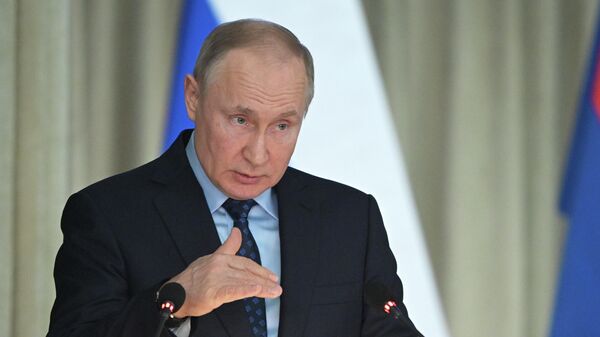Путин поручил строго наказывать за казнокрадство