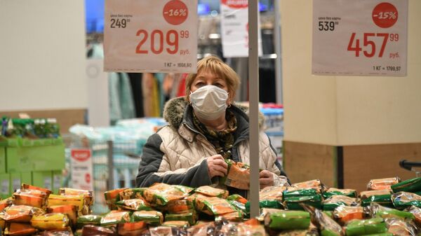 Покупательница в гипермаркете Глобус в Москве