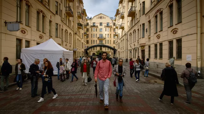 Прохожие на улице Рубинштейна в Санкт-Петербурге