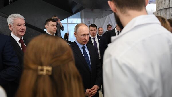 Президент РФ Владимир Путин во время знакомства с работой информационного центра по мониторингу ситуации с коронавирусом в Москве