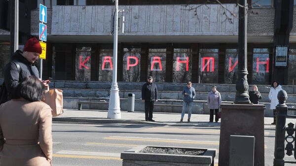 Люди возле Московского художественного академического театра имени М. Горького во время карантина по коронавирусу