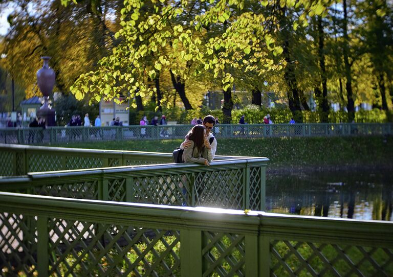 Посетители в Летнем саду в Санкт-Петербурге