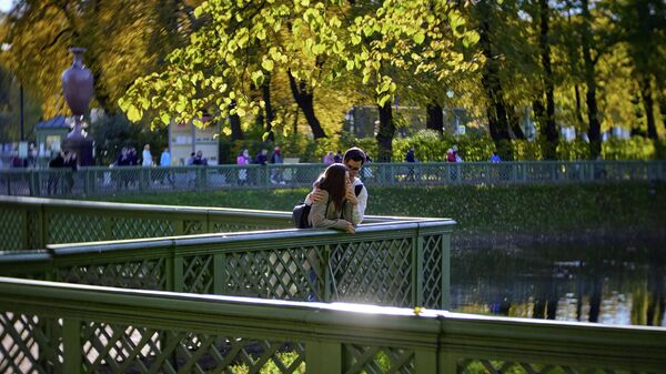 Посетители в Летнем саду в Санкт-Петербурге