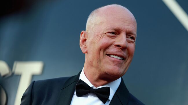 Актер Брюс Уиллис перед шоу в Comedy Central Roast of Bruce Willis в Hollywood Palladium 