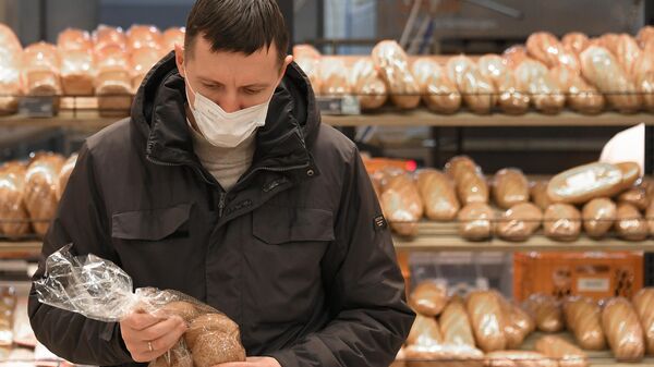 Покупатель в гипермаркете Глобус в Москве