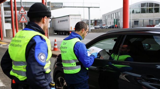 Проверка документов на границе Швейцарии и Франции