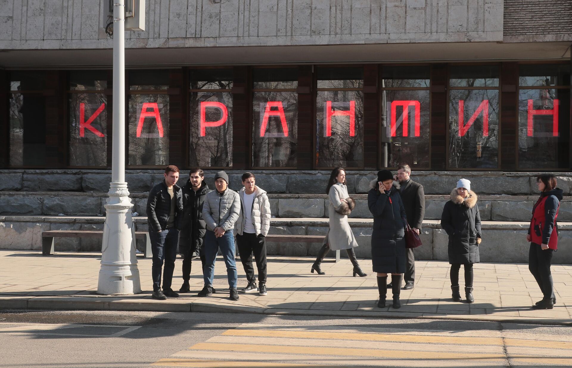 Прохожие возле Московского художественного академического театра ( МХАТ) имени М. Горького - РИА Новости, 1920, 26.03.2021