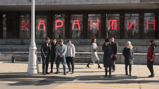 Прохожие возле Московского художественного академического театра ( МХАТ) имени М. Горького