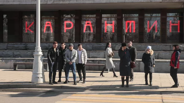 Прохожие возле Московского художественного академического театра ( МХАТ) имени М. Горького