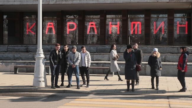 Прохожие возле Московского художественного академического театра ( МХАТ) имени М. Горького