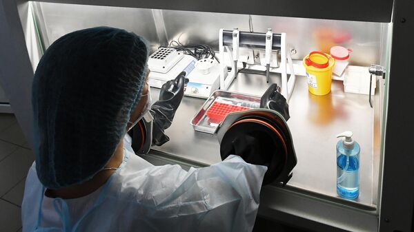 Врач-бактериолог лаборатории особо опасных инфекций проверяет и подготавливает к работе оборудование анализа поступающего биоматериала