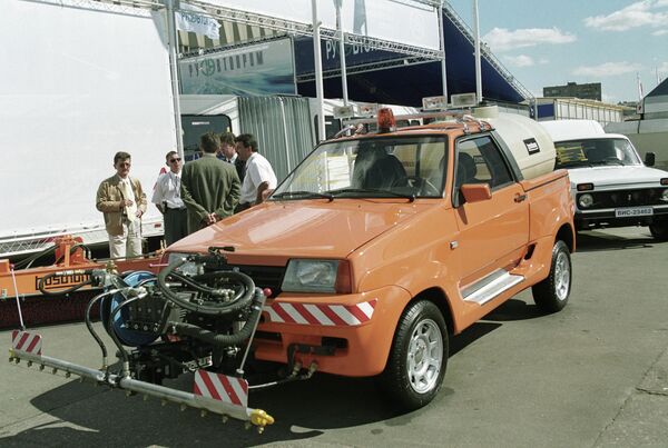 Универсальный автомобиль Тарзан, предназначенный для уборки улиц, на выставке Автосалон-2001