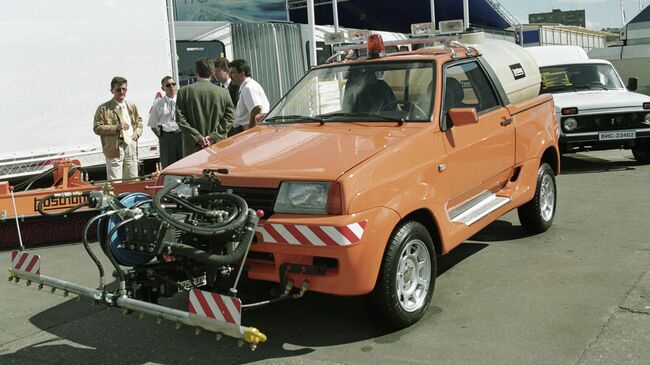 Универсальный автомобиль Тарзан, предназначенный для уборки улиц, на выставке Автосалон-2001