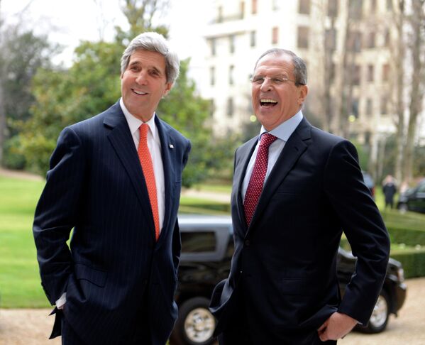 Госсекретарь США Джон Керри (слева) и министр иностранных дел РФ Сергей Лавров во время переговоров по вопросам проведения второй международной конференции по урегулированию ситуации в Сирии Женева-2 в Париже