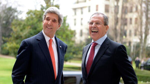 Госсекретарь США Джон Керри (слева) и министр иностранных дел РФ Сергей Лавров во время переговоров по вопросам проведения второй международной конференции по урегулированию ситуации в Сирии Женева-2 в Париже