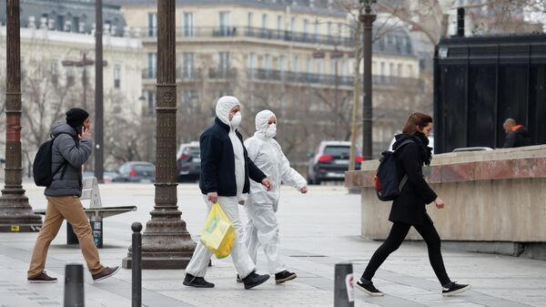 Люди в защитных костюмах во Франции