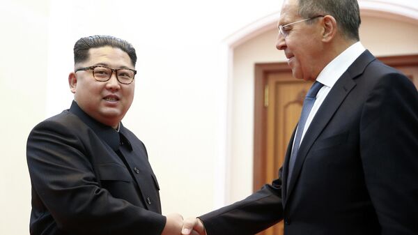 Министр иностранных дел РФ Сергей Лавров (справа) и глава КНДР Ким Чен Ын на встрече в Пхеньяне