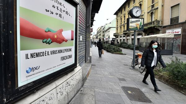 Плакат с китайским и итальянским флагами в Милане