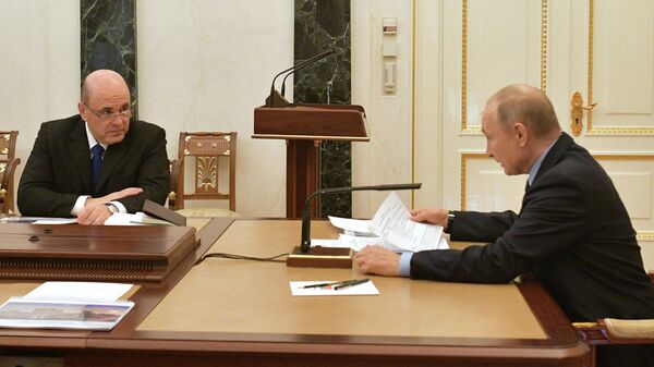 Президент РФ Владимир Путин и премьер-министр Михаил Мишустин во время совещания с членами правительства РФ