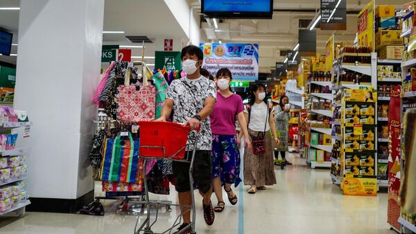 Покупатели в защитных масках в супермаркете Таиланда
