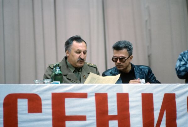 Писатель Эдуард Лимонов и председатель думы Всероссийского вече, генерал Альберт Макашов на конгрессе Фронта национального спасения