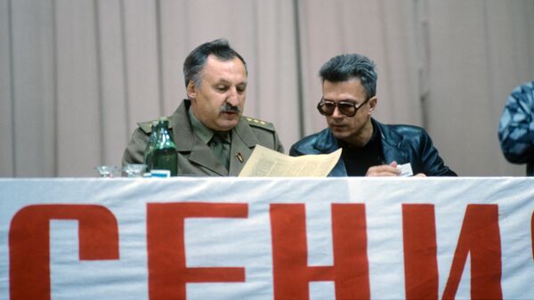 Писатель Эдуард Лимонов и председатель думы Всероссийского вече, генерал Альберт Макашов на конгрессе Фронта национального спасения