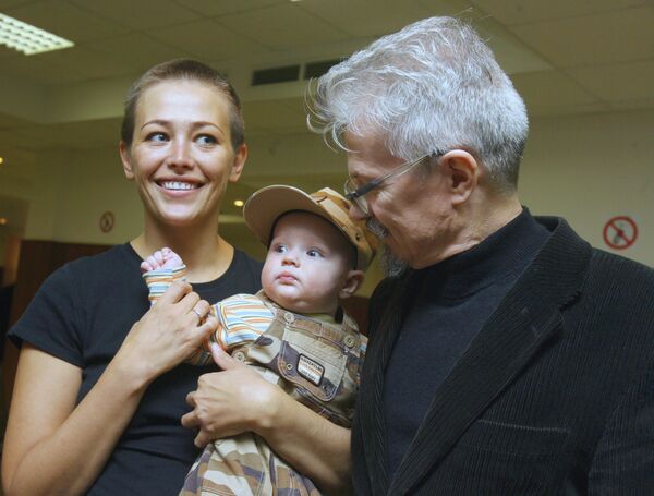 Лидер НБП Эдуард Лимонов с женой Екатериной Волковой и сыном Богданом 