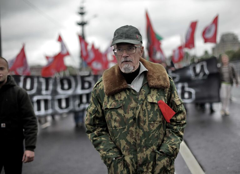 Писатель Эдуард Лимонов во время проведения марша протеста Антикапитализм-2012 в Москве