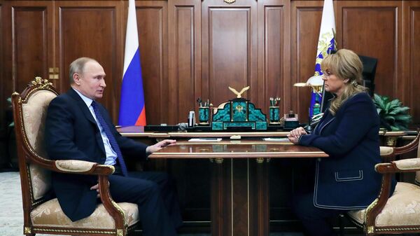 Президент РФ Владимир Путин и председатель ЦИК Элла Памфилова во время встречи