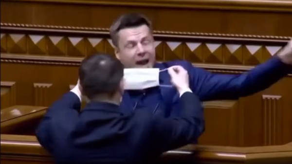 Стороннику Порошенко попытались заткнуть рот медицинской маской во время выступления в Раде
