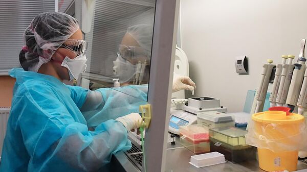  Сотрудник лаборатории ФБУЗ 'Центр гигиены и эпидемиологии в Санкт-Петербурге во время тестирования проб на коронавирус
