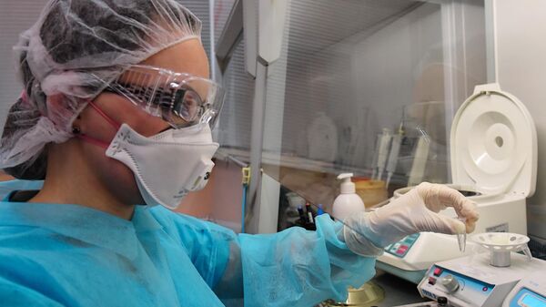  Сотрудник лаборатории ФБУЗ 'Центр гигиены и эпидемиологии в Санкт-Петербурге во время тестирования проб на коронавирус