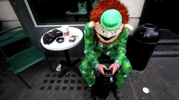 Человек в маскарадном костюме в Дублине в День святого Патрика