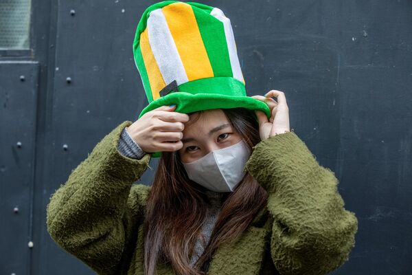Женщина носит защитную маску в Дублине в День святого Патрика
