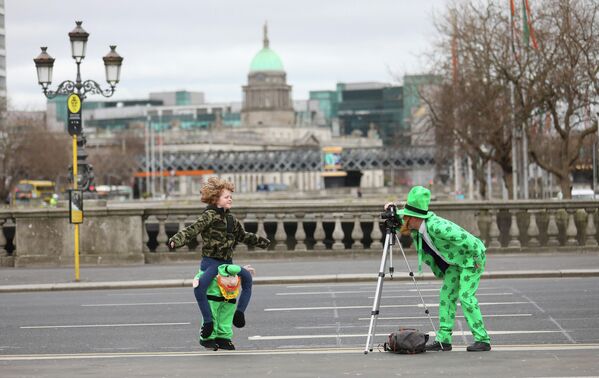 Люди фотографируются в центре Дублина в День святого Патрика