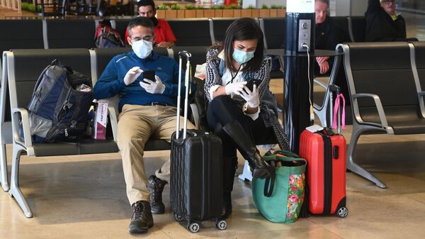 Пассажиры в защитных масках в аэропорту