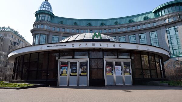 Закрытые двери в вестибюле станции Крещатик киевского метрополитена
