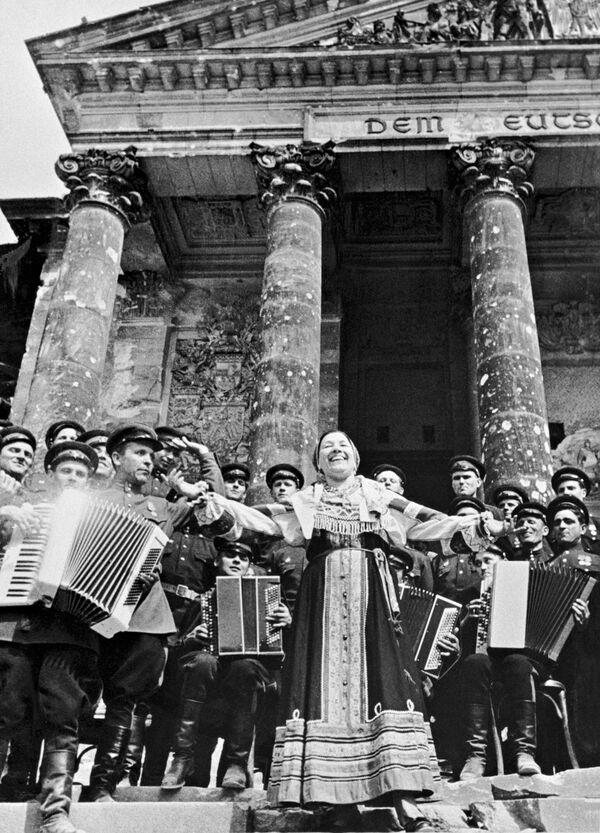 Народная артистка РСФСР Лидия Русланова выступает с концертом перед советскими воинами на ступенях рейхстага