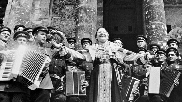 Народная артистка РСФСР Лидия Русланова выступает с концертом перед советскими воинами на ступенях Рейхстага