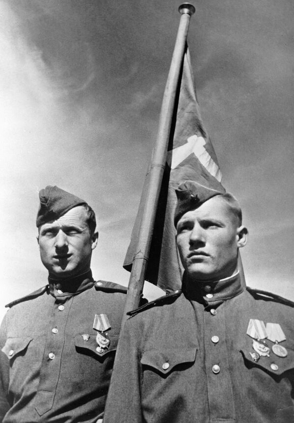 Советские солдаты Михаил Егоров (справа) и Мелитон Кантария , водрузившие Знамя победы над берлинским Рейхстагом в мае 1945 года
