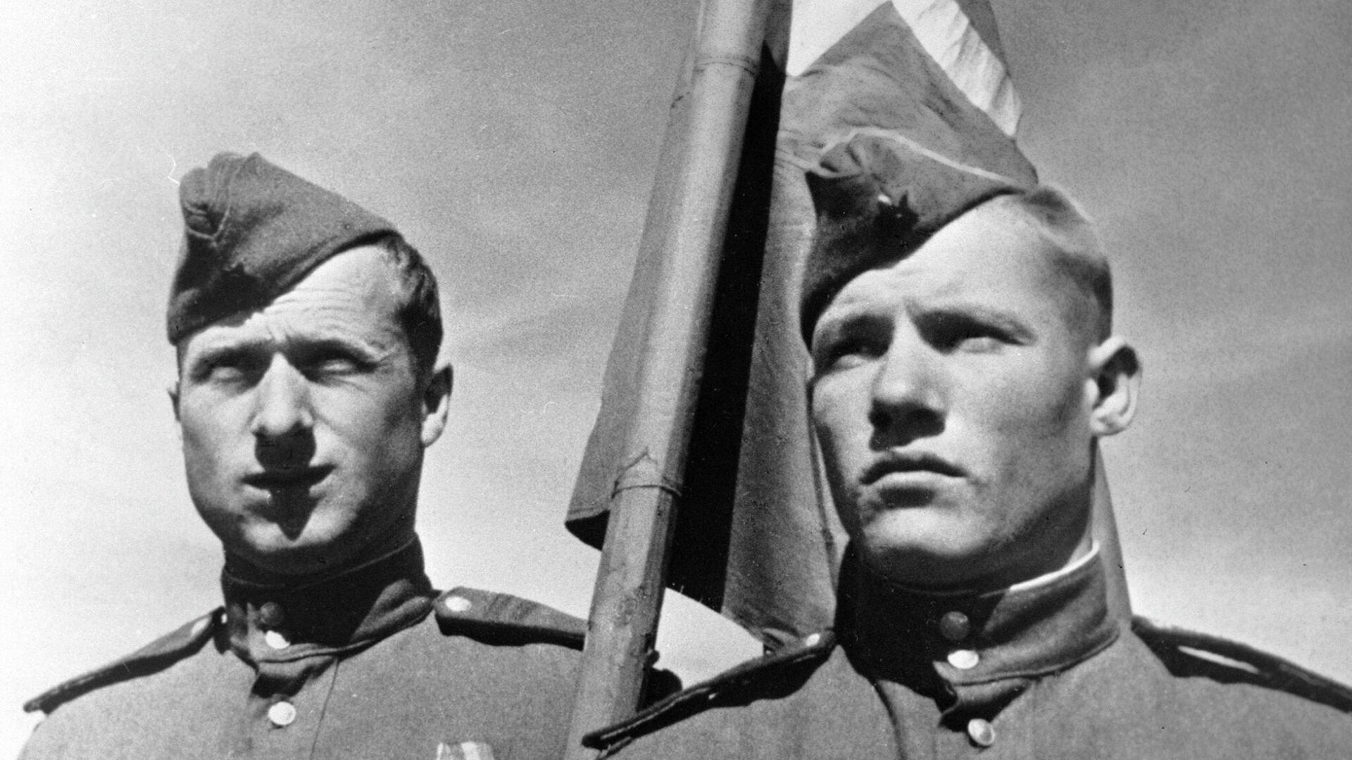 Советские солдаты Михаил Егоров (справа) и Мелитон Кантария , водрузившие Знамя победы над берлинским Рейхстагом в мае 1945 года - РИА Новости, 1920, 10.05.2020